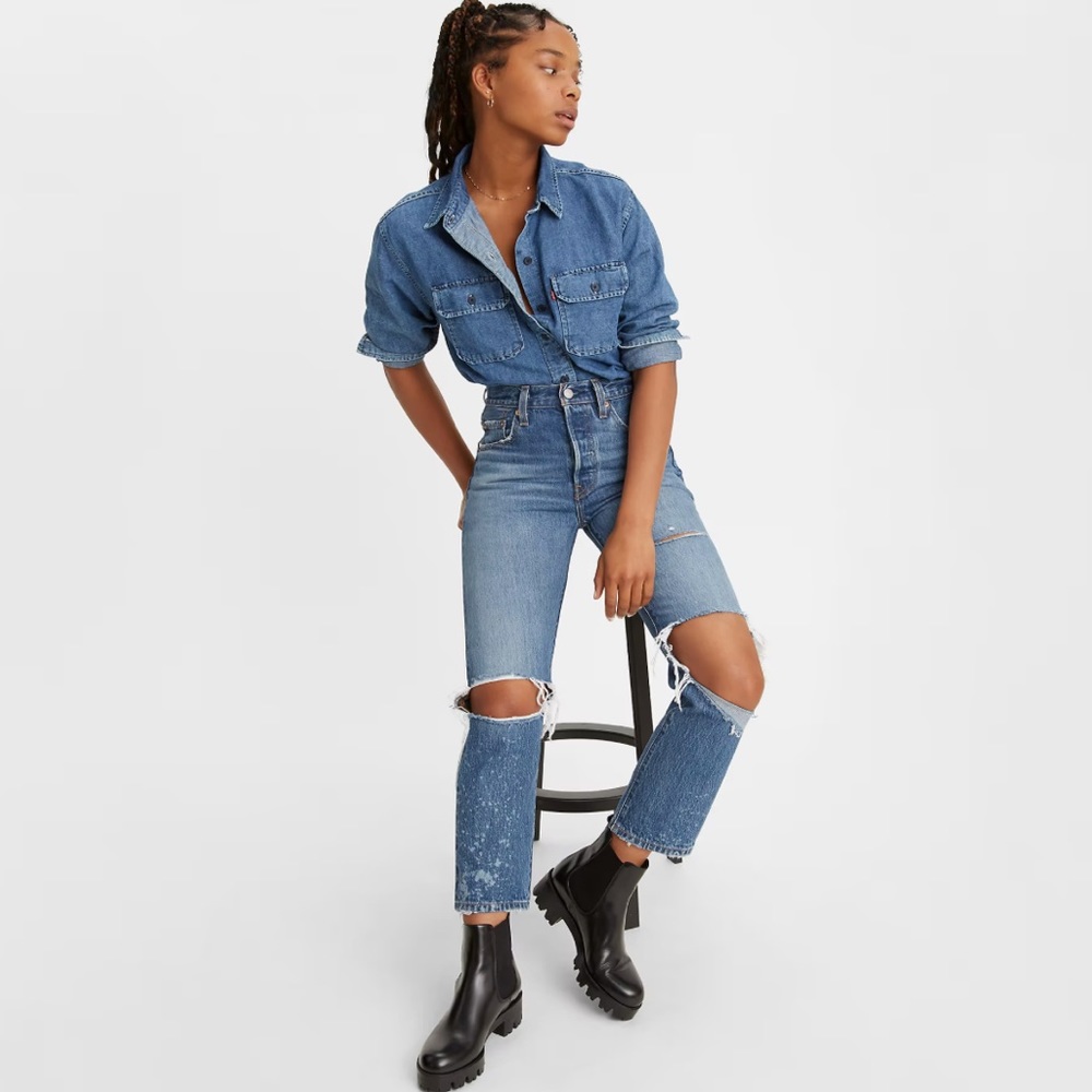 NWT LEVI’S 501 • ORIGINAL CROPPED WOMEN'S DISTRESSED JEANS